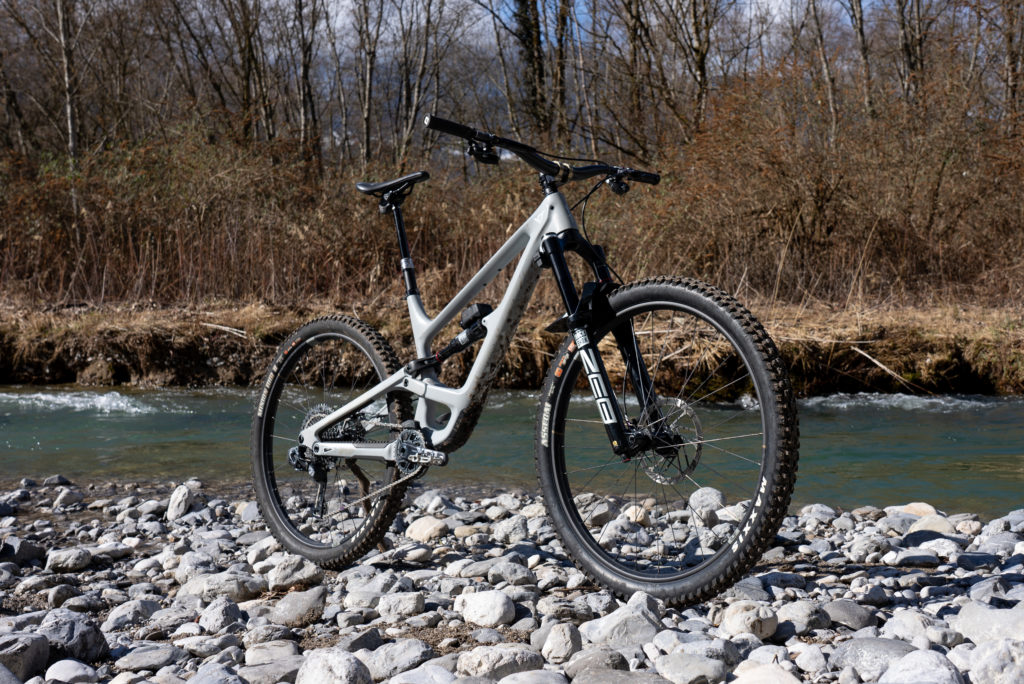 Vidéo | YT Capra Uncaged 6 & Rockshox Flight Attendant : gadget ou ...