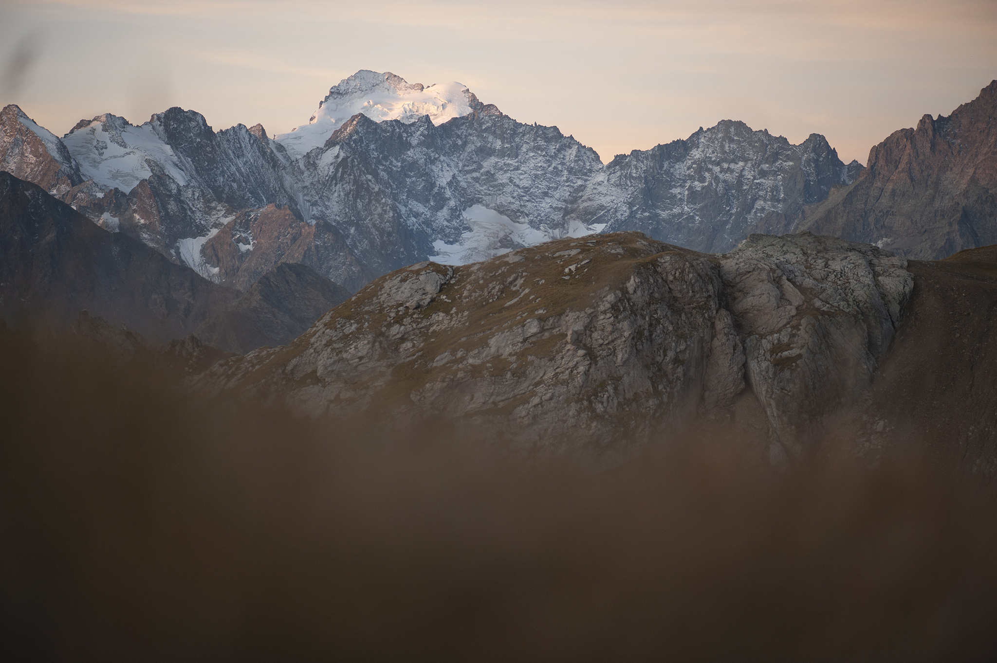 https://www.vojomag.com/app/uploads/2024/01/les 4 saisons du Galibier. la Meije 2bd.jpg