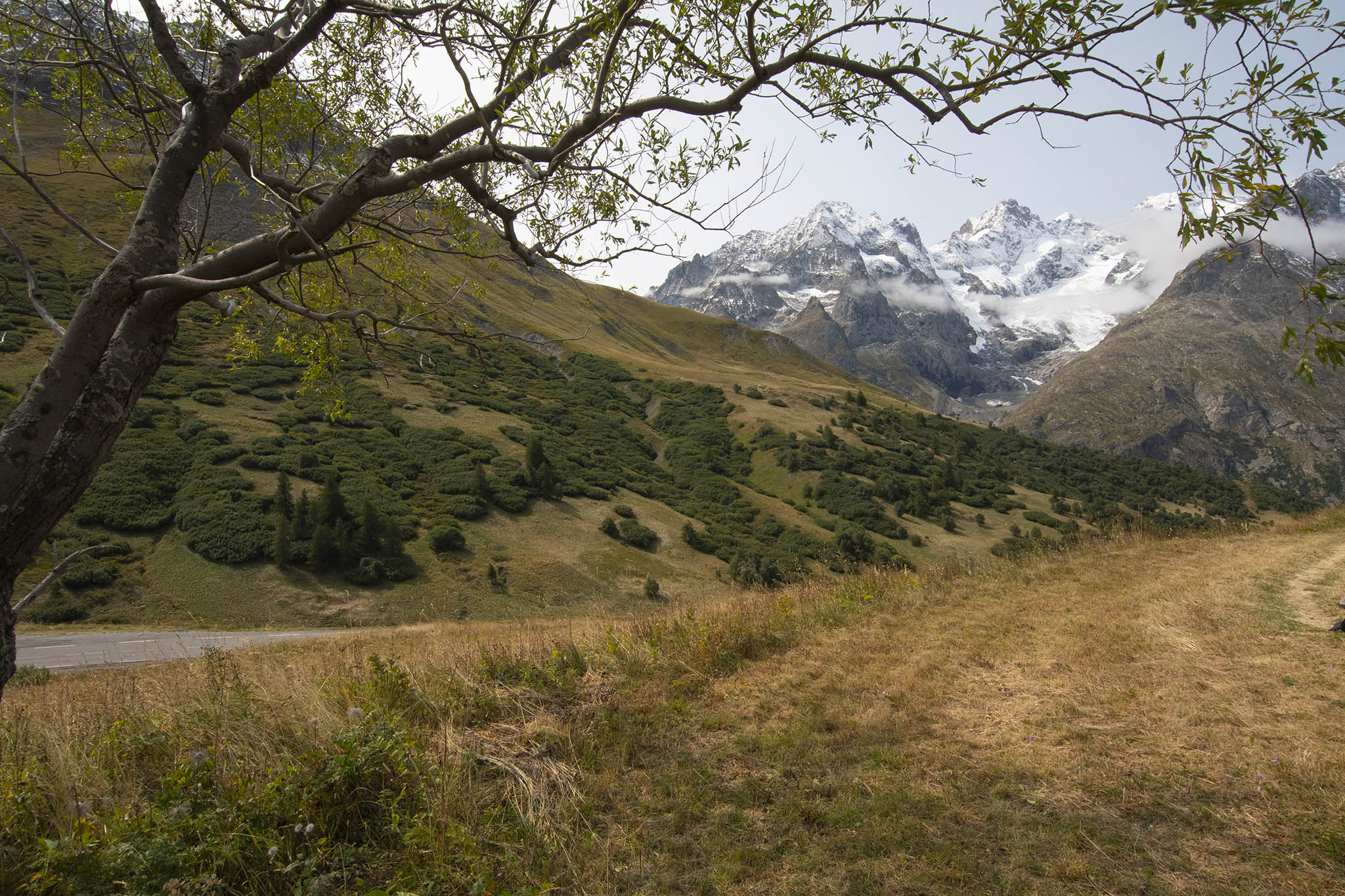 https://www.vojomag.com/app/uploads/2024/01/les 4 saisons du Galibier. Meije 2bd.jpg