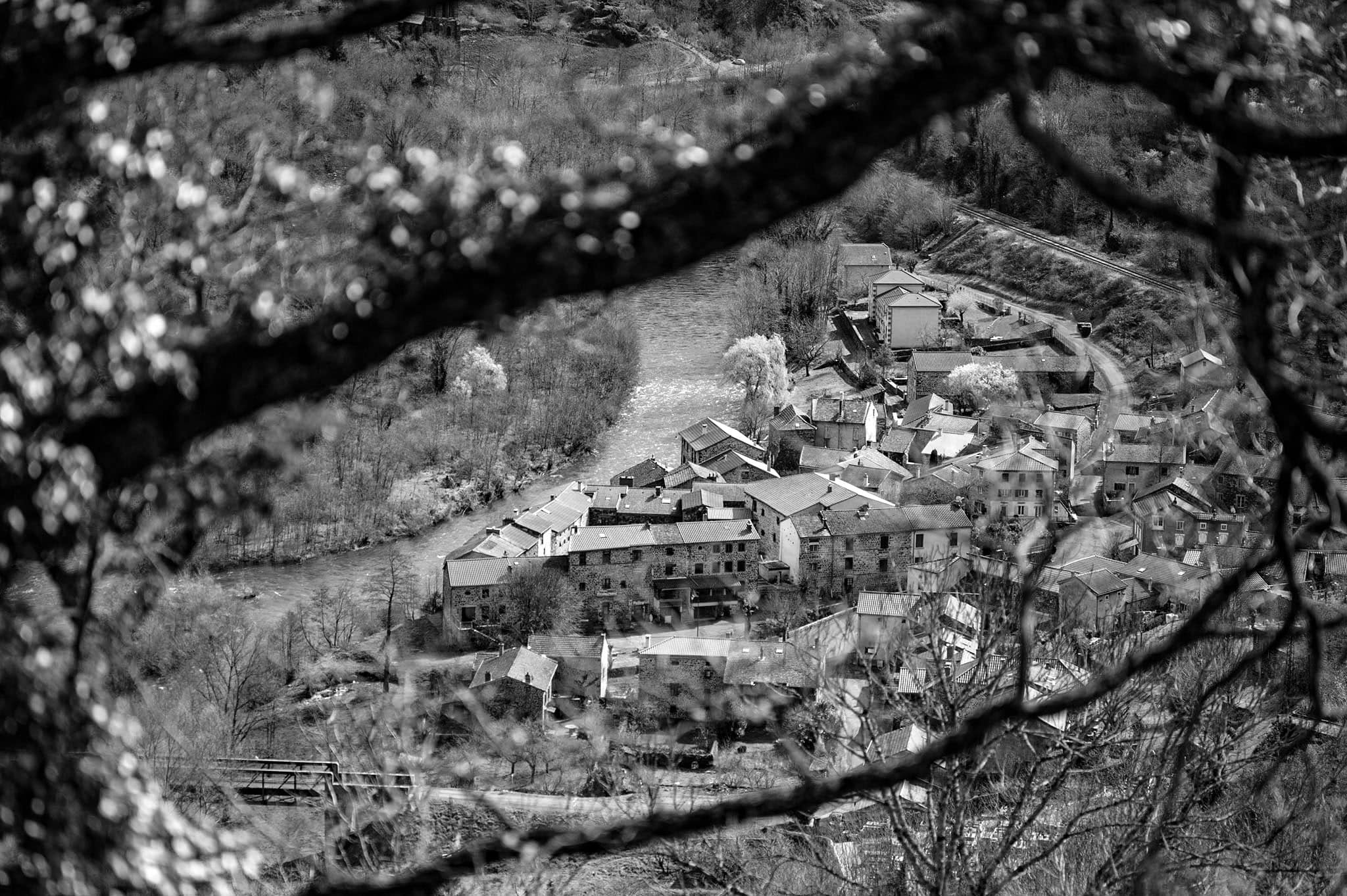 https://www.vojomag.com/app/uploads/2024/05/GEVAUDAN. Gravel village Allier.nbjpg .jpg