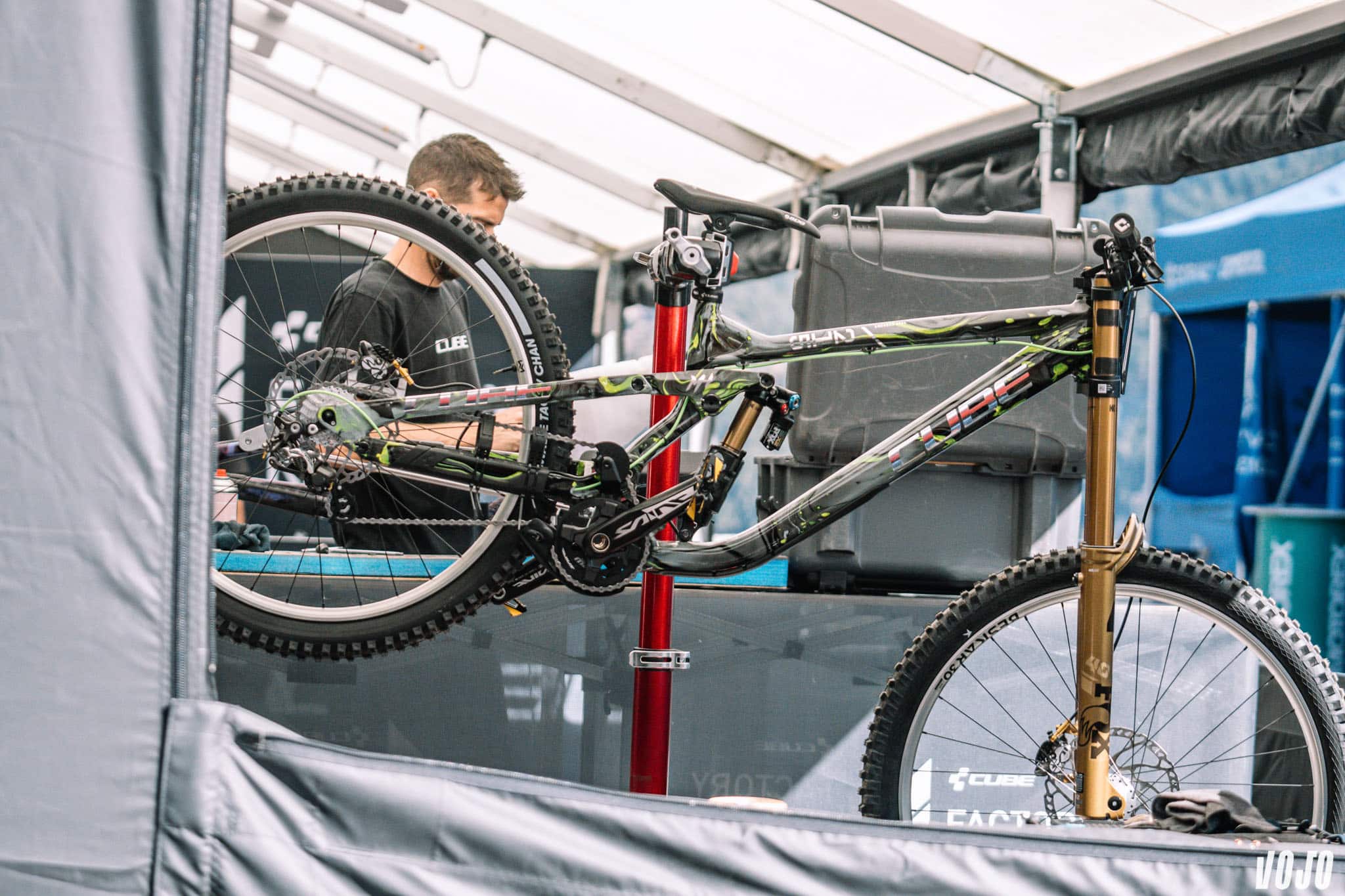 https://www.vojomag.com/app/uploads/2024/08/bike check vtt dh vallnord andorre championnat monde vojo paul humbert 18.jpg