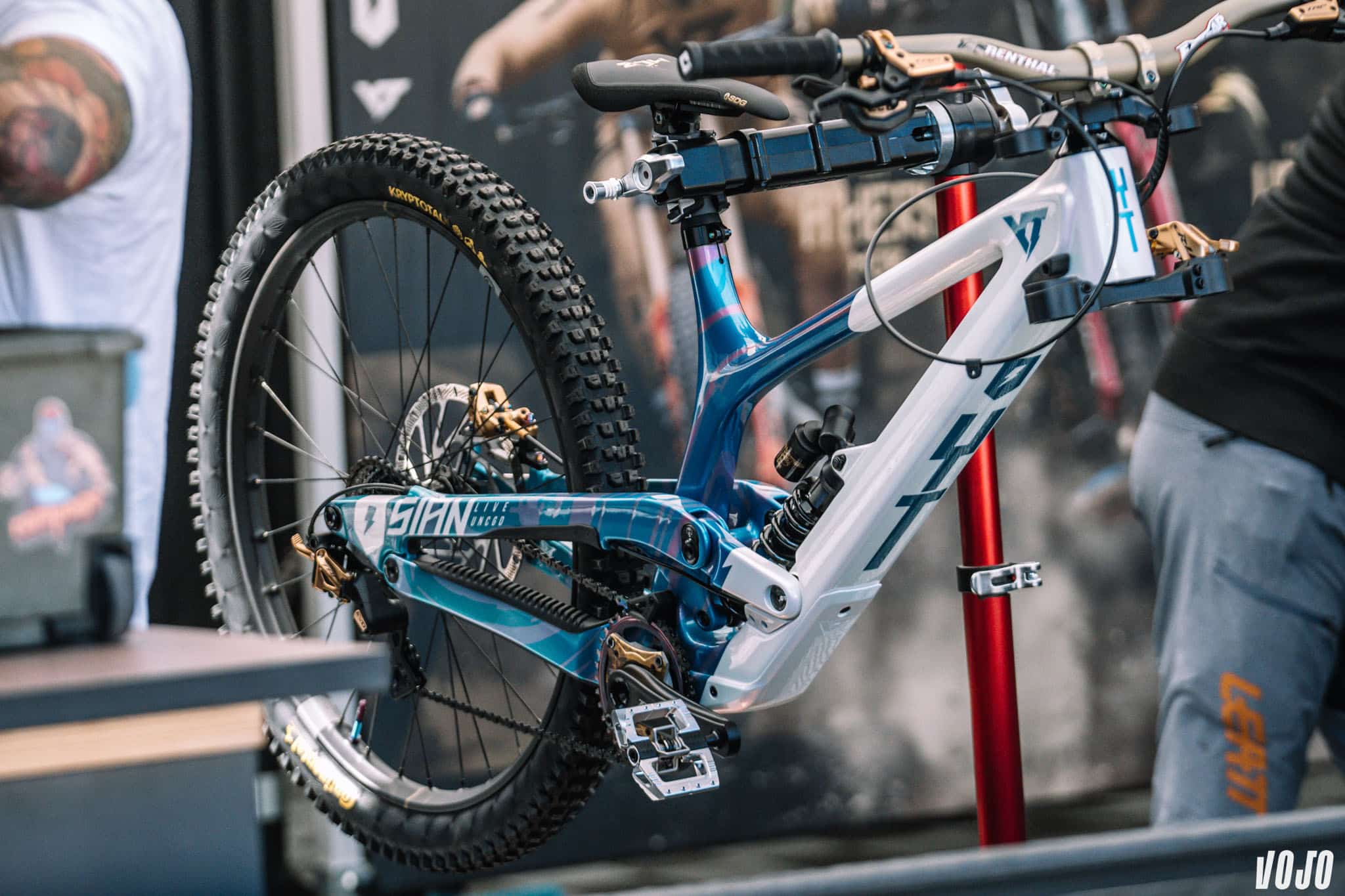 https://www.vojomag.com/app/uploads/2024/08/bike check vtt dh vallnord andorre championnat monde vojo paul humbert 20.jpg