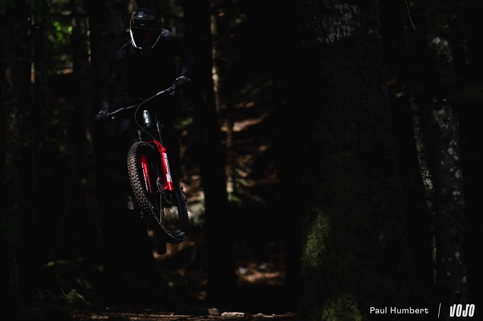 https://www.vojomag.com/app/uploads/2024/08/rock shox zeb 3 1 vivid air test avis vtt 2024 vojo paul humbert 50.jpg