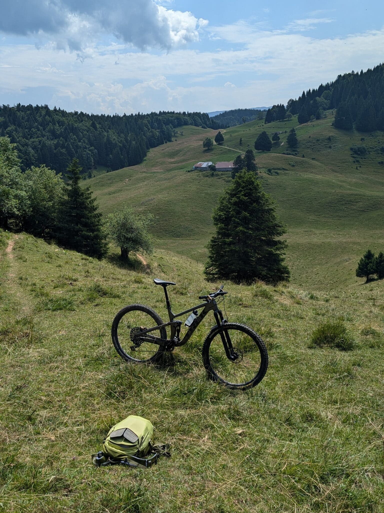 https://www.vojomag.com/app/uploads/2024/08/sac deuter transalpine 24 test vtt 2024 vojo romain viret 02.jpg 2048x1152.jpg