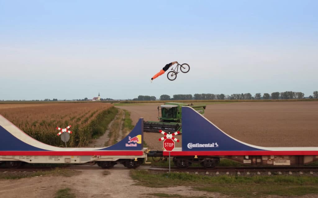 Un backflip en vtt sur un train en marche