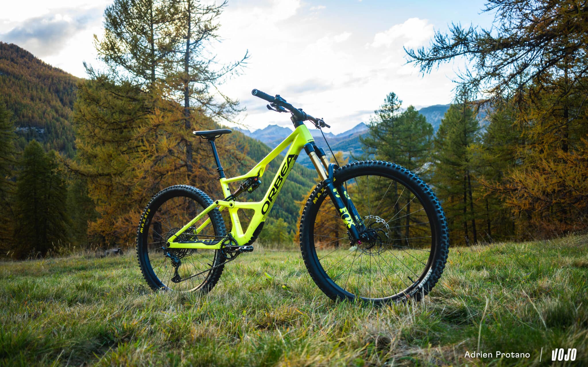 https://www.vojomag.com/app/uploads/2024/11/Orbea Occam SL VS LT test avis comparaison Vojo A.Protano 1 27 2048x1280.jpg